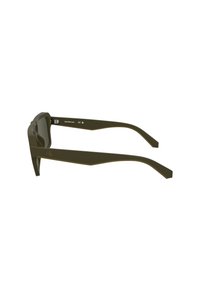Sonnenbrille mit einem matten olivgrünen Rahmen und dunklen Gläsern. Aerodynamisches Design mit flachen, kantigen Bügeln, die eine strukturierte Kante für zusätzlichen Halt bieten.