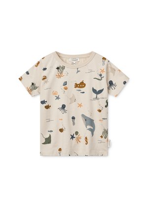 Maglietta beige a maniche corte con illustrazioni colorate di creature marine e piante sommerse, tra cui balene, polpi, pesci, stelle marine e coralli.