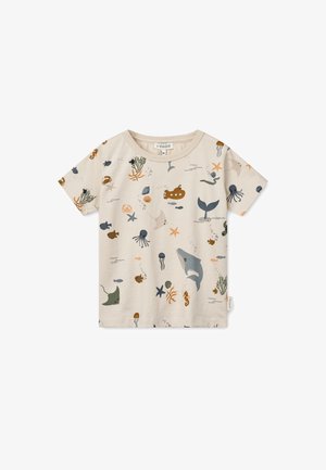 Beżowy t-shirt z krótkim rękawem z kolorowymi ilustracjami morskich stworzeń i roślin podwodnych, w tym wielorybów, ośmiornic, ryb, rozgwiazd i koralowców.