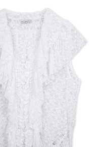 Haut sans manches en dentelle blanche avec un design à volants superposés, un motif floral intricé et un corsage froncé pour une texture et des détails.
