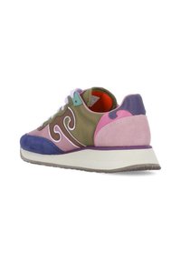 Sneaker multicolore con un mix di materiali: verde oliva, rosa, viola chiaro e camoscio blu. Lacci bianchi e design della suola texturizzata.