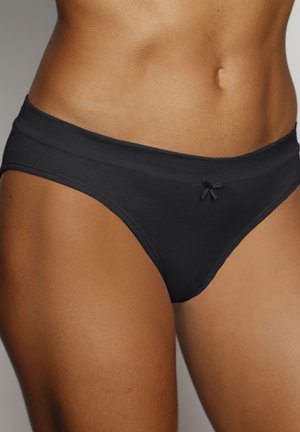 Zwarte bikini slipjes van zachte stof, met een gladde textuur, een brede tailleband en een klein strikje detail in het midden vooraan.