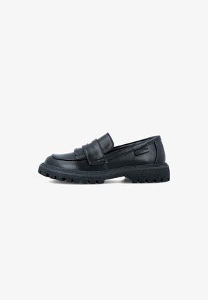 Mocasines de cuero negro con suela plana y texturizada y tira decorativa en la parte delantera. Caracterizados por un acabado suave y un diseño de perfil bajo.