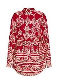 Cămașă roșie cu nasturi, cu modele florale crem, mâneci lungi, guler și o curea legată la talie, cu o margine curbată.