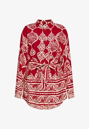 Rdeča srajca skratka z kremastimi cvetličnimi vzorci, dolgimi rokavi, ovratnikom in vezano pasovno s kapljičasto obrobo.