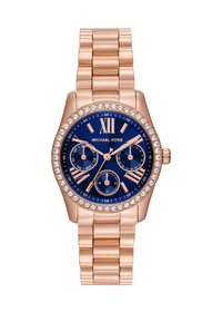 Montre Michael Kors avec un bracelet en or rose, cadran bleu marine, index des heures en chiffres romains, trois sous-cadrans et une lunette ornée de cristaux.