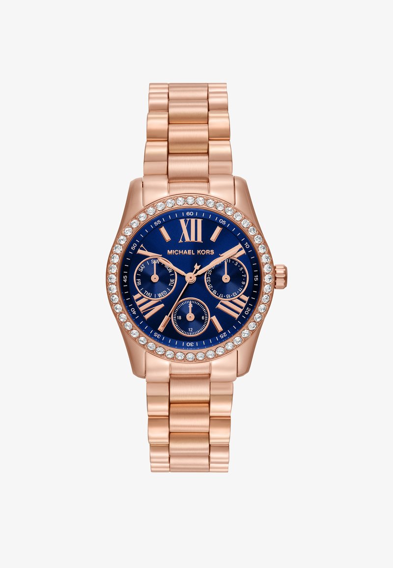 Michael Kors klocka med armband i roséguld, navyblå urtavla, romerska siffror som timmarkörer, tre subklockor och en boett utsmyckad med kristaller.