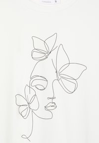 Biała koszulka z minimalistycznym czarnym rysunkiem twarzy ozdobioną motylami. Gładka tekstura, krótkie rękawy, klasyczny dekolt.