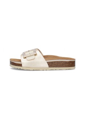Sandalo slip-on crema con suola in sughero, sottopiede beige, fascia larga con fibbia decorata con strass, su sfondo bianco.