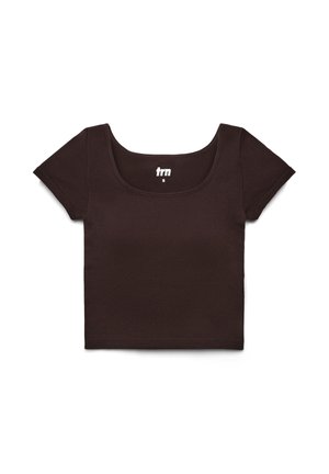 Top corto marrone a coste con maniche corte, scollo a U e silhouette aderente. Presenta un'etichetta del marchio sul collo.