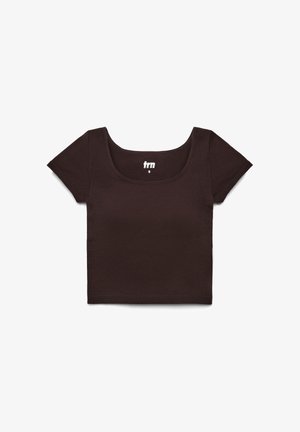 Top corto marrone a coste con maniche corte, scollo a U e silhouette aderente. Presenta un'etichetta del marchio sul collo.