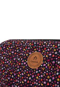 Zwarte stoffen zak met bloemmotief en meerkleurige bloemen. Bevat een ronde bruine leren logopatch. Voorzien van een soepele ritsluiting.