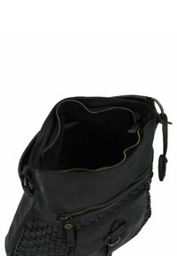 Zwarte leren handtas met geweven textuur, rits bovenopening, binnencompartiment en gedetailleerde stiksels. Voorzien van bronzen hardware accenten.