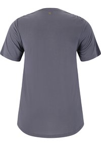 Grå kortærmet t-shirt lavet af blødt stof. Har en rund halsudskæring og et lille logo i gul på bagsiden nær kraven.