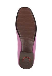Rosa Wildleder-Schuh mit einer strukturierten braunen Gummisohle, mit einem roten Akzent an der Ferse und geprägtem Logo-Detail.