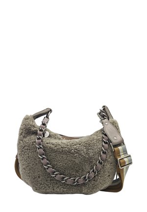 Sac à main en fausse peau lainée gris clair avec bandoulière en chaîne tressée et détails en cuir. Dispose d'une bandoulière rayée réglable pour plus de polyvalence.