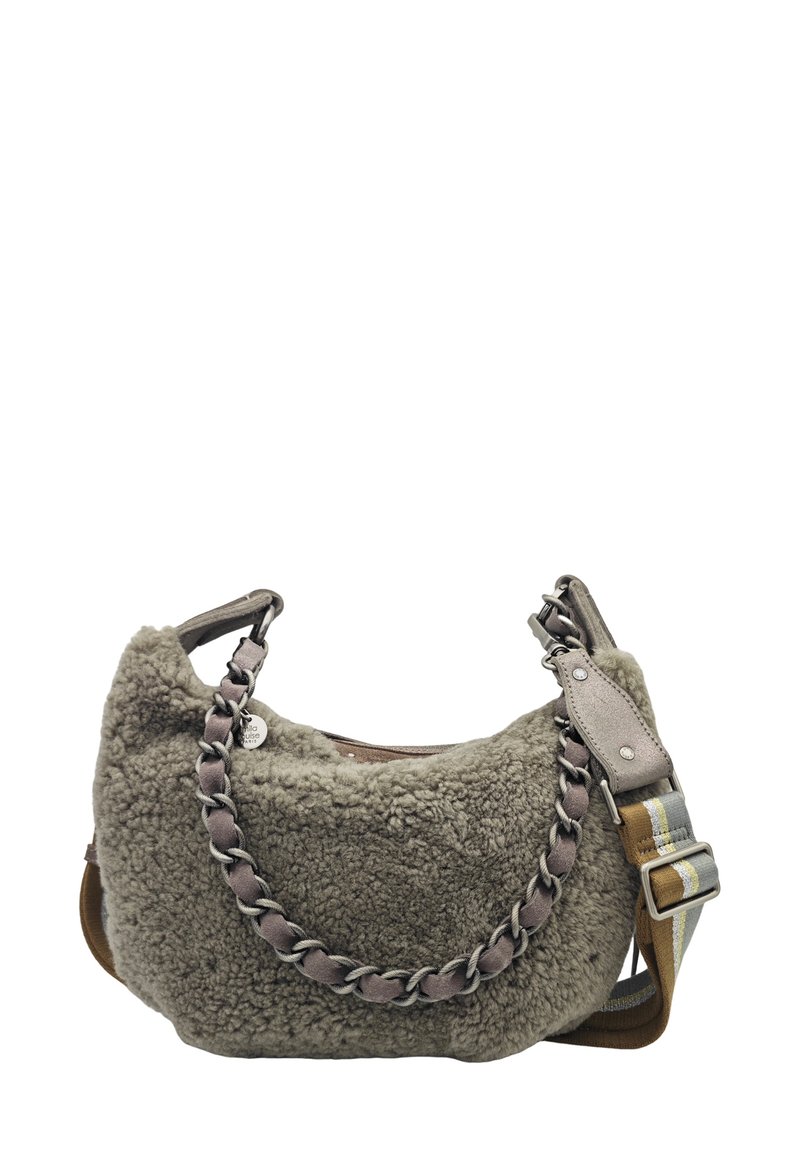 Sac à main en fausse peau lainée gris clair avec bandoulière en chaîne tressée et détails en cuir. Dispose d'une bandoulière rayée réglable pour plus de polyvalence.