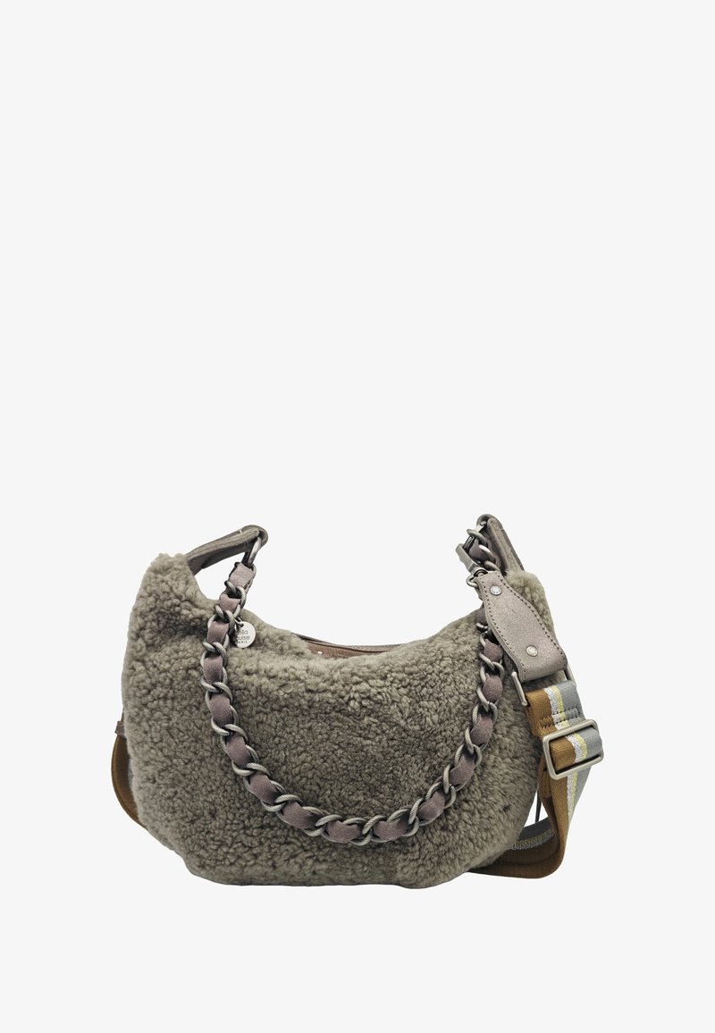 Sac à main en fausse peau lainée gris clair avec bandoulière en chaîne tressée et détails en cuir. Dispose d'une bandoulière rayée réglable pour plus de polyvalence.