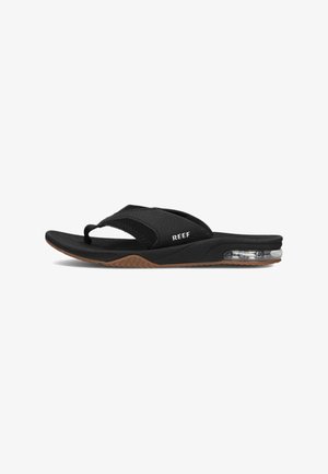 Zwarte flip-flops met een gestructureerde stoffen band, voorzien van een heldere luchtkussen in de hak en een bruine rubberen zool met een zigzagpatroon.
