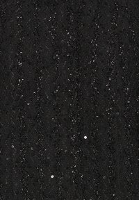 Must mustril, mille hõlvutatud lainelise mustriga, millel on laiali puistatud säravad sädelused, et lisada detaili ja läiget.