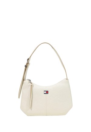 Piccola borsa in pelle color crema con tracolla regolabile, chiusura con cerniera e una toppa rettangolare con logo al centro davanti.