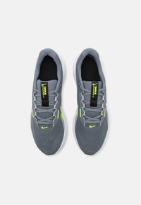 Nike Performance DOWNSHIFTER 13 - Tenisice za cestovno trčanje - anthracite/white/black/volt/wolf grey