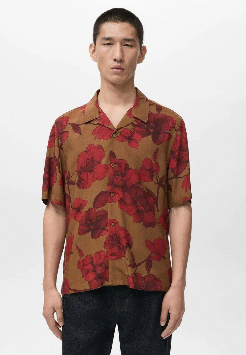 Camicia a maniche corte in tessuto marrone con grandi motivi floreali rossi, colletto a punta e chiusura frontale con bottoni.