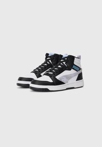 Zwart-witte mid-top sneakers gemaakt van mesh en synthetische materialen. Voorzien van geperforeerde accenten, veters en een subtiele iriserende logo.