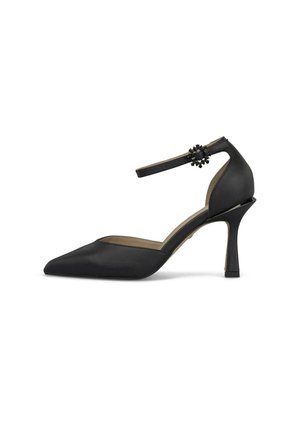 Zapato de tacón alto negro con punta puntiaguda, correa en el tobillo y hebilla decorativa en forma de flor sobre fondo blanco.