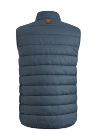 Blå puffert väst med horisontellt quiltat mönster, hög krage och en liten svart logotyp på baksidan. Slät, vadderad tygtextur.