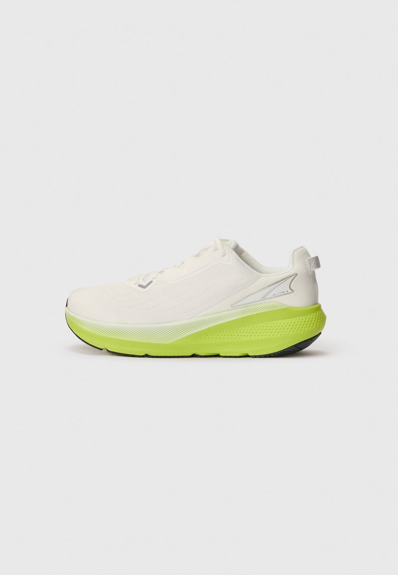 Baltas sneakers ar teksturētu virsmu, kurai ir spilgti zaļa zole. Minimālistisks dizains ar atstarojošiem akcentiem un izliekumu.