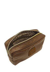 Pochette zippée en cuir marron avec une surface texturée, fermeture éclair dorée et un revêtement en tissu imprimé avec un motif géométrique.