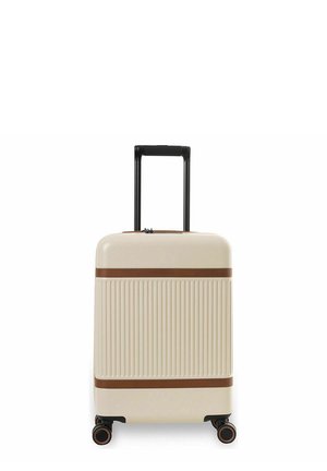 Kompakti beige kovakuorinen matkalaukku, jossa ruskeat vaakasuorat raidat, neljä pyörivää pyörää ja pidennetty musta teleskooppikahva.