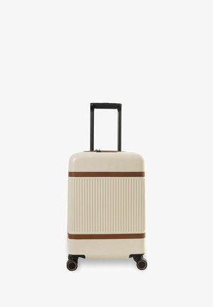 Kompakti beige kovakuorinen matkalaukku, jossa ruskeat vaakasuorat raidat, neljä pyörivää pyörää ja pidennetty musta teleskooppikahva.