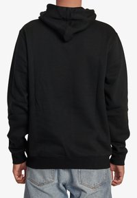 Sweatshirt à capuche noir avec une coupe décontractée, poignets et ourlet côtelés, fabriqué en tissu mélange de coton, présentant un design simple et sans coutures.