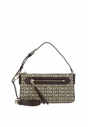Sac à épaule rectangulaire DKNY monogramme noir et beige avec poche zippée à l'avant, bandoulière réglable et fermeture éclair en métal argenté.