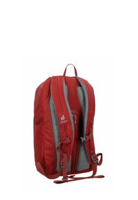 Zaino Deuter rosso che mostra il pannello posteriore imbottito e traspirante e le spalline regolabili con clip di chiusura.