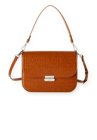 Brązowa torebka wykonana z ekoskóry w wzór krokodylej skóry, z srebrną zapięciem, regulowanym paskiem na ramię i gładką teksturą. Prostokątny kształt z zaokrąglonymi krawędziami.