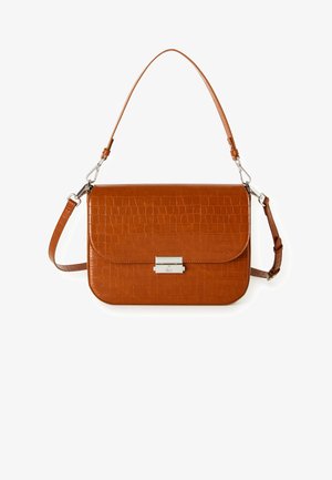 Braune Handtasche aus Kunstleder mit Krokodilprägung, silberner Schnalle, verstellbarem Schultergurt und glatter Oberfläche. Rechteckige Form mit abgerundeten Kanten.