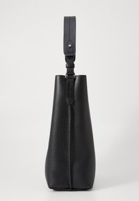 Borsa a mano in pelle nera con finitura texturizzata, forma affusolata e una singola tracolla regolabile. Caratterizzata da un dettaglio di cucitura verticale sul lato.