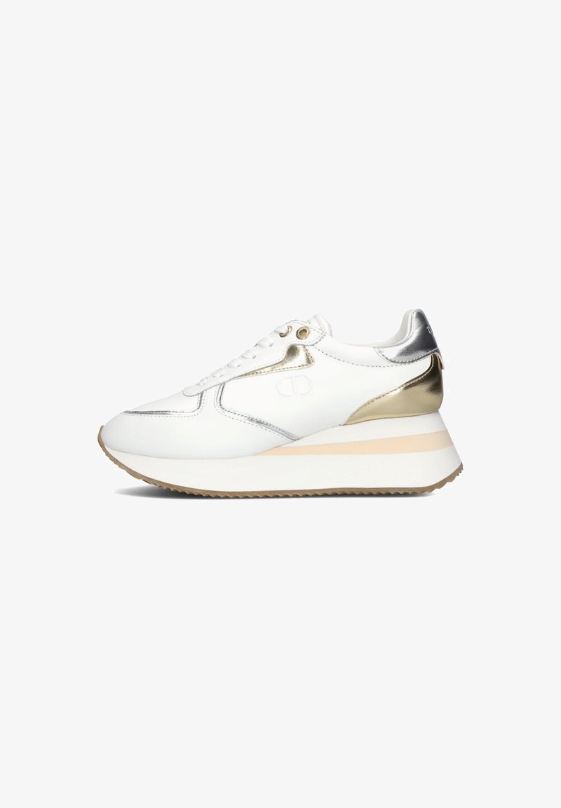 Weiße Sneaker mit metallisch silbernen Akzenten und goldfarbenen Details. Sie verfügen über eine strukturierte Sohle und einen dicken Absatz für zusätzlichen Schwung. Mit Schnürdesign.