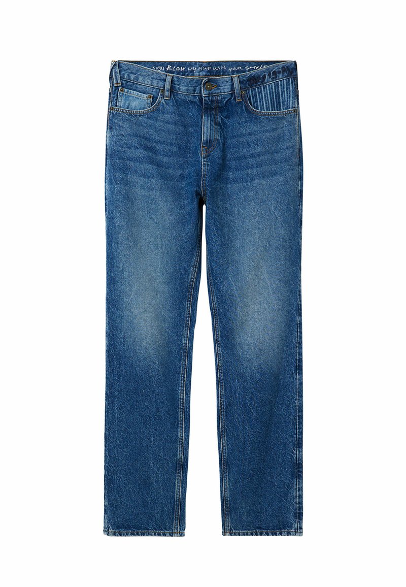 Jeans en denim bleu avec une coupe droite, cinq poches, coutures visibles et une ceinture avec une étiquette imprimée à l'intérieur.