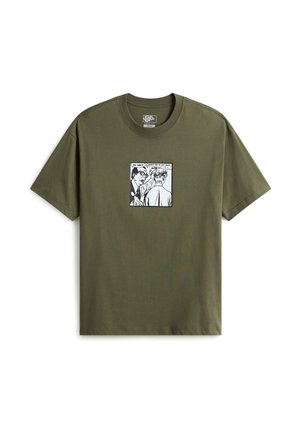 Camiseta Vans verde oliva con gráfico de estilo cómic que muestra a dos personas, una señalando la palabra "Vans" escrita en la espalda de la otra.