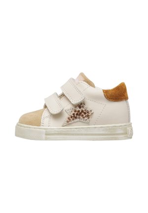 Beiger Kindersneaker mit zwei Klettverschlüssen, einer braunen Wildlederferse und einer gefleckten Stern-Dekoration an der Seite.