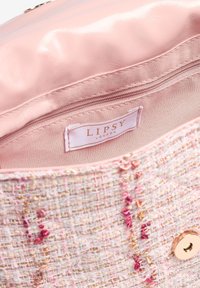 Borsa in tweed con un motivo testurizzato rosa e oro, con un interno rosa lucido e un'etichetta bianca con la scritta "Lipsy London".