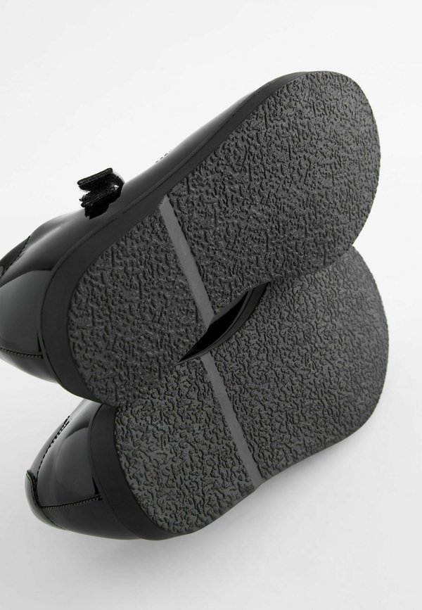 SCHOOL MARY JANE CREPE SOLE SHOESFIT (F) – Riemchenballerina