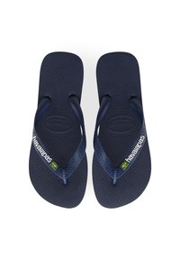 Tengerészkék flip-flop papucsok, texturált gumitalppal, szőtt pántokkal és logóval, egy kis brazil zászlóval kiemelve.