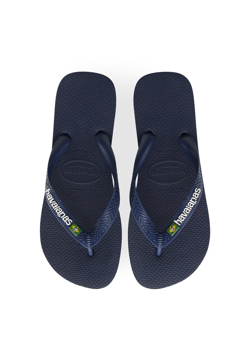 Tengerészkék flip-flop papucsok, texturált gumitalppal, szőtt pántokkal és logóval, egy kis brazil zászlóval kiemelve.