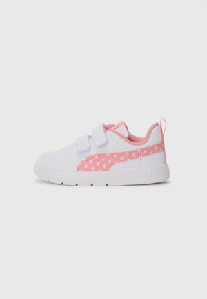 Baskets blanches pour enfants avec une bande rayée à pois roses, intérieur rose, semelle blanche et deux bandes Velcro blanches.