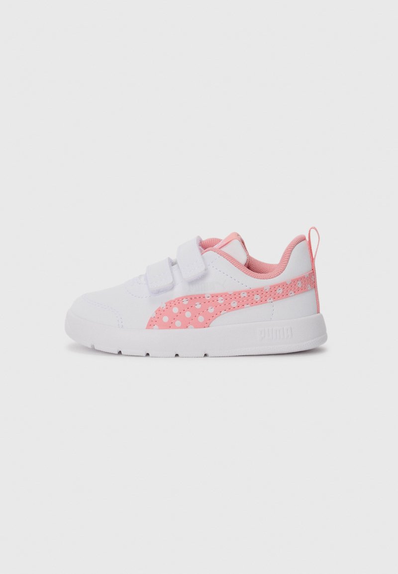 Baskets blanches pour enfants avec une bande rayée à pois roses, intérieur rose, semelle blanche et deux bandes Velcro blanches.
